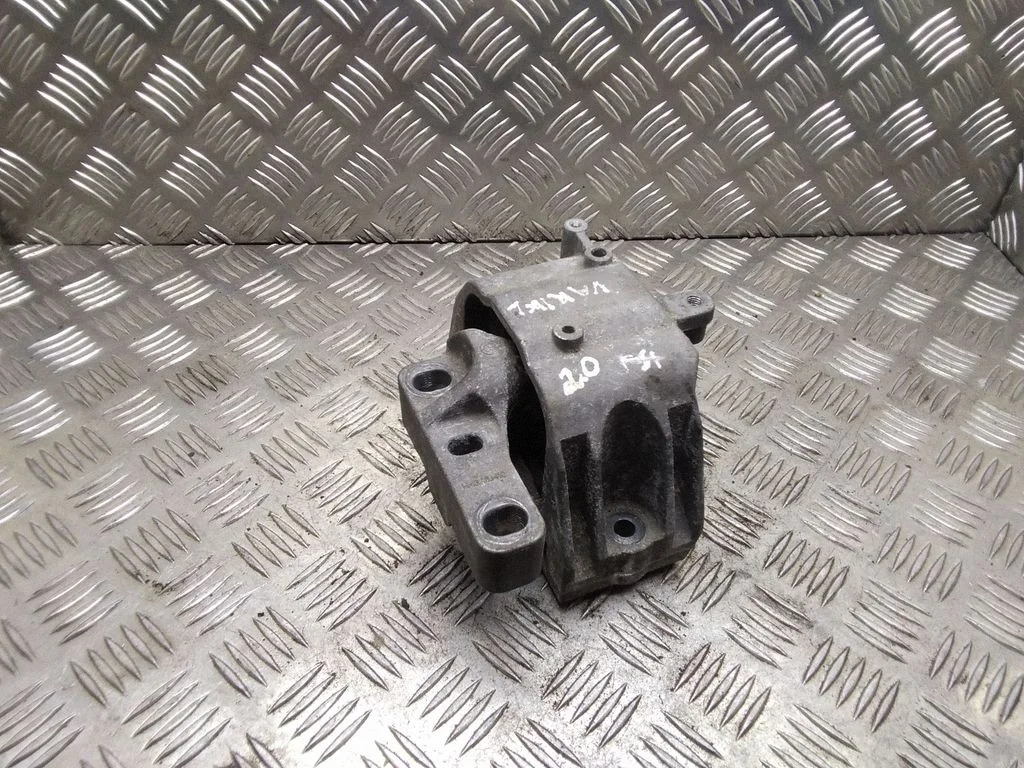 Engine mount bracket – Audi A3 S3 8P (2003-2012)