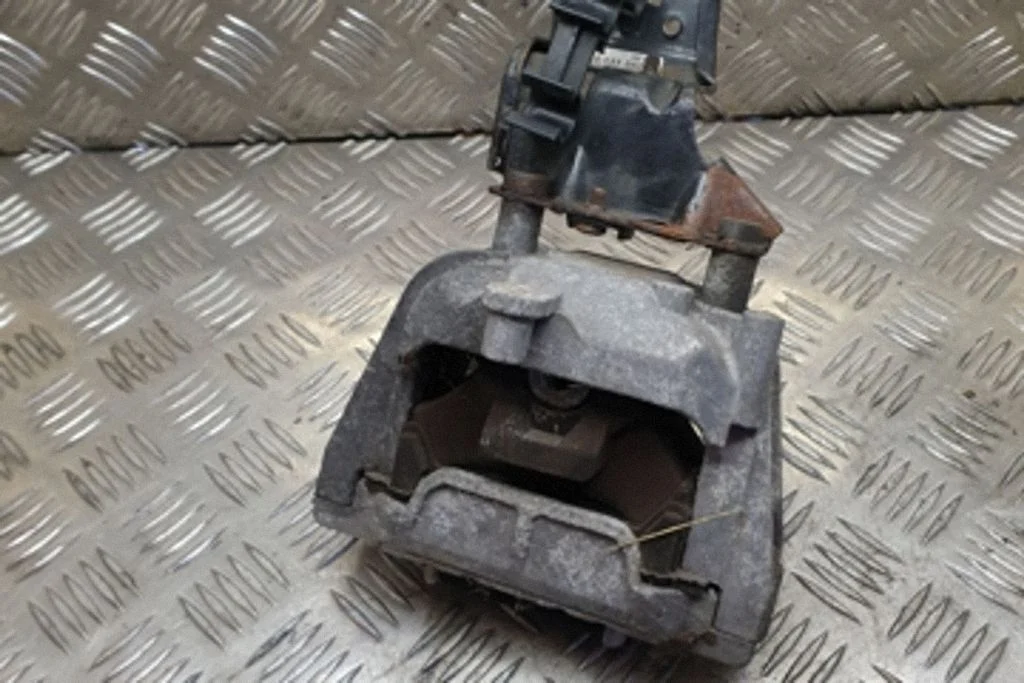 Dzinēja spilvens – Skoda Octavia Mk2 (1Z) (2004-2013)