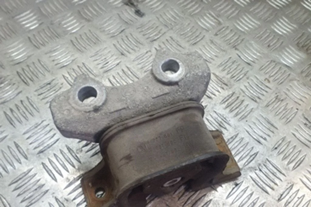 Engine mount bracket – Opel Combo C (2001-2011)
