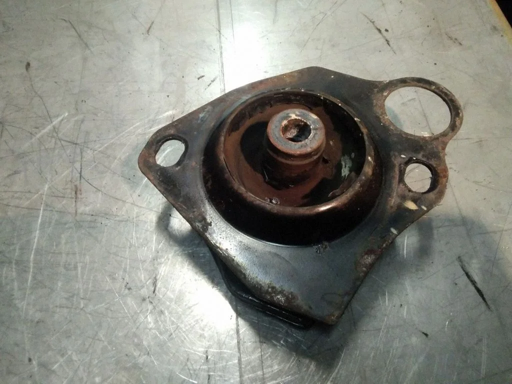Dzinēja spilvens – Toyota Prius (XW20) (2003-2009)