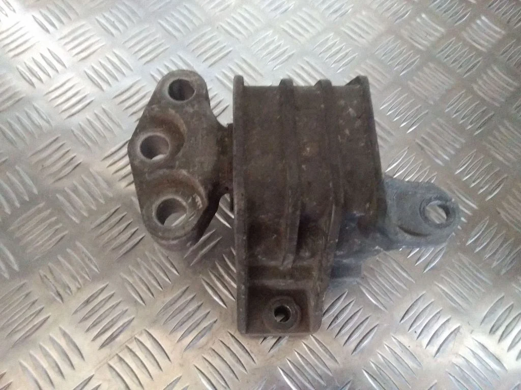 Dzinēja spilvens – Opel Vectra C (2005-2009)
