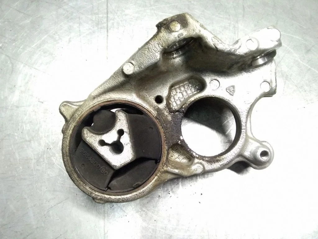 Engine mount bracket – Citroen C4 I (2004-2010)