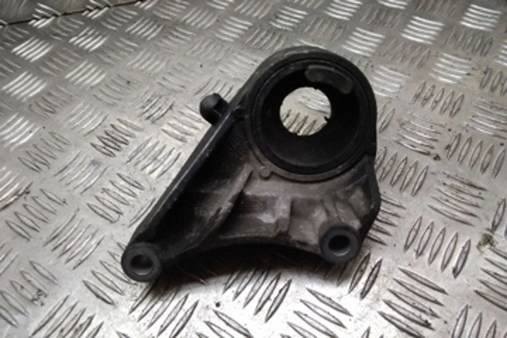 Engine mount bracket – Opel Meriva A (2003-2010)