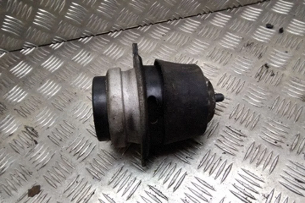 Dzinēja spilvens – Volkswagen Touareg I (2002-2010)