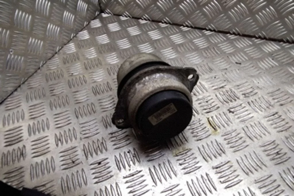 Dzinēja spilvens – Volkswagen Touareg I (2002-2010)