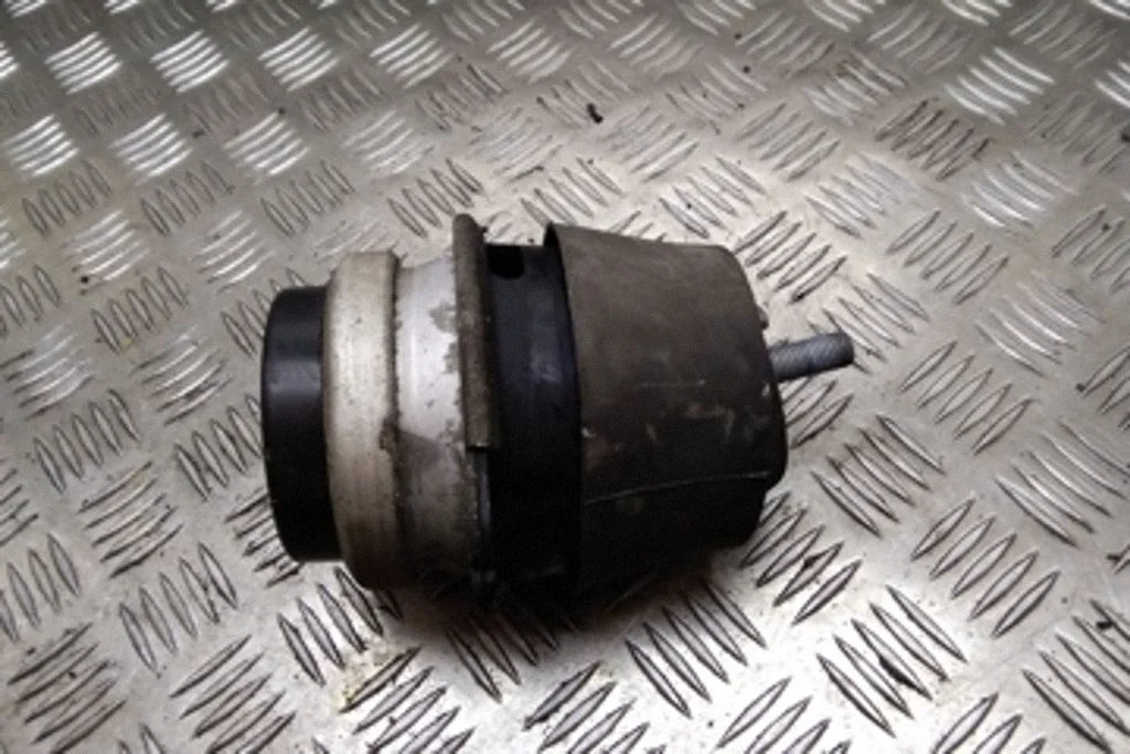 Dzinēja spilvens – Volkswagen Touareg I (2002-2010)