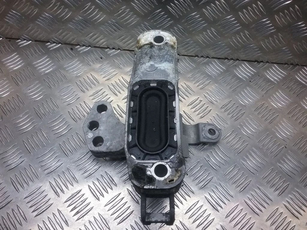 Engine mount bracket – Opel Astra H (2004-2012)