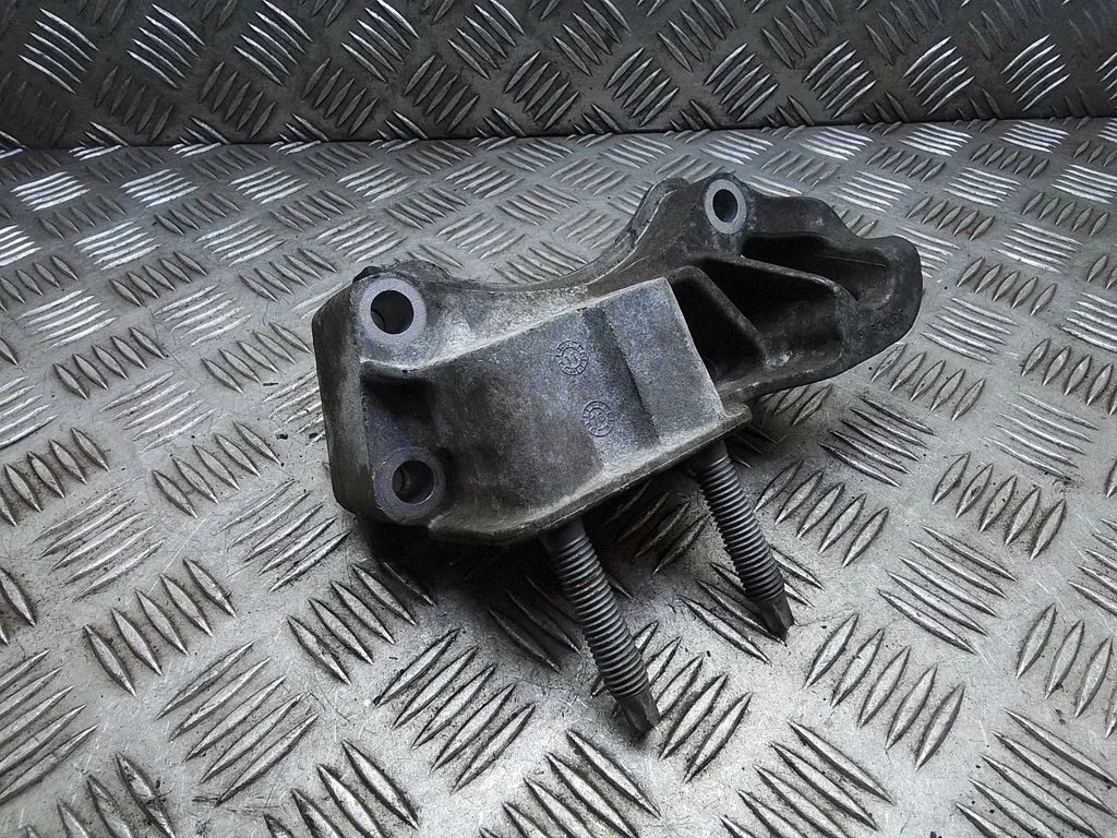 Engine mounting bracket – Volvo V50 (2008-2012)