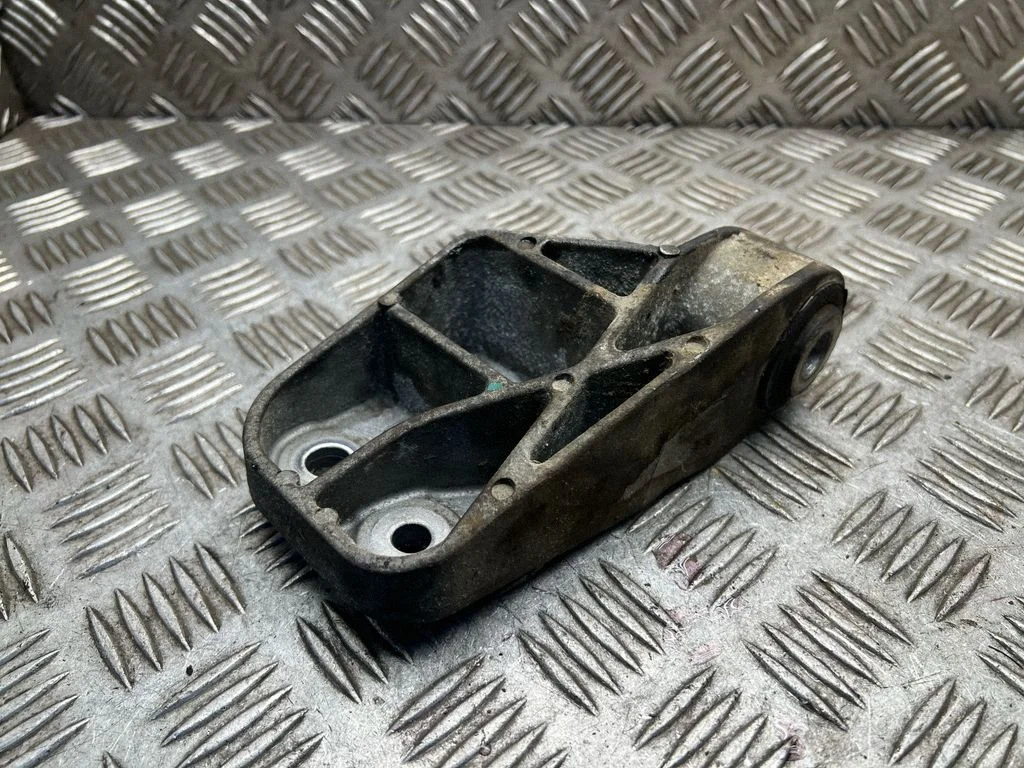 Engine mounting bracket – Toyota C-HR I (2016-2023)