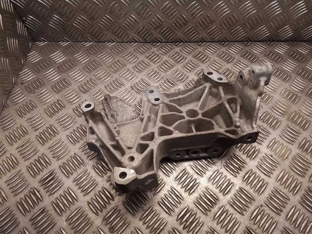 Engine mounting bracket – Opel Vivaro (2014-2018)