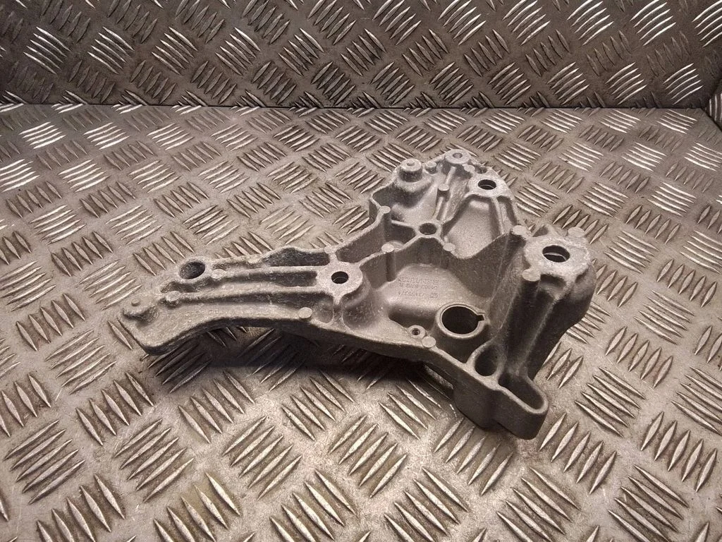 Engine mounting bracket – Opel Vivaro (2014-2018)