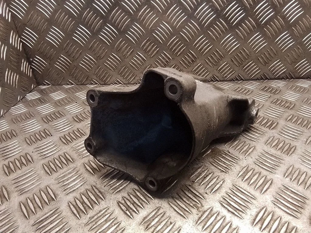 Engine mounting bracket – Mercedes-Benz Vito Viano W639 (2003-2014)