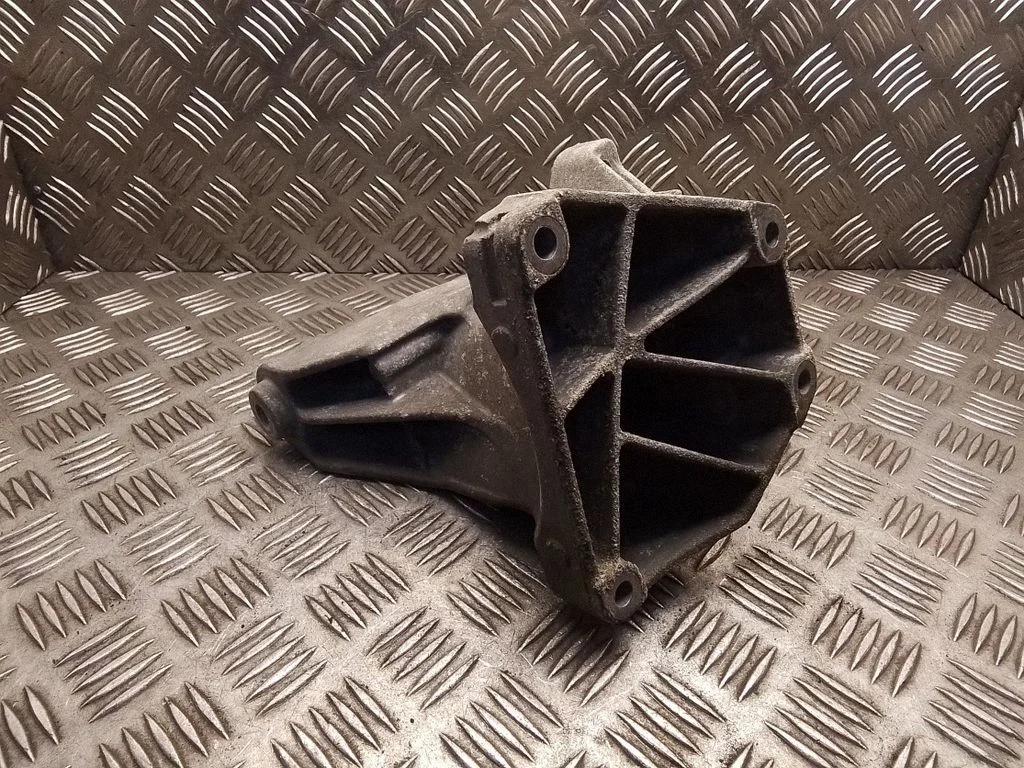 Engine mounting bracket – Mercedes-Benz Vito Viano W639 (2003-2014)