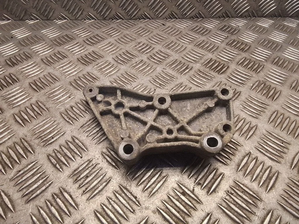 Engine mounting bracket – Mercedes-Benz Vito Viano W639 (2003-2014)
