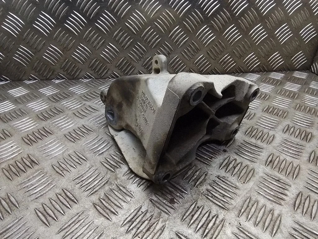 Engine mounting bracket – BMW X3 E83 (2003-2010)