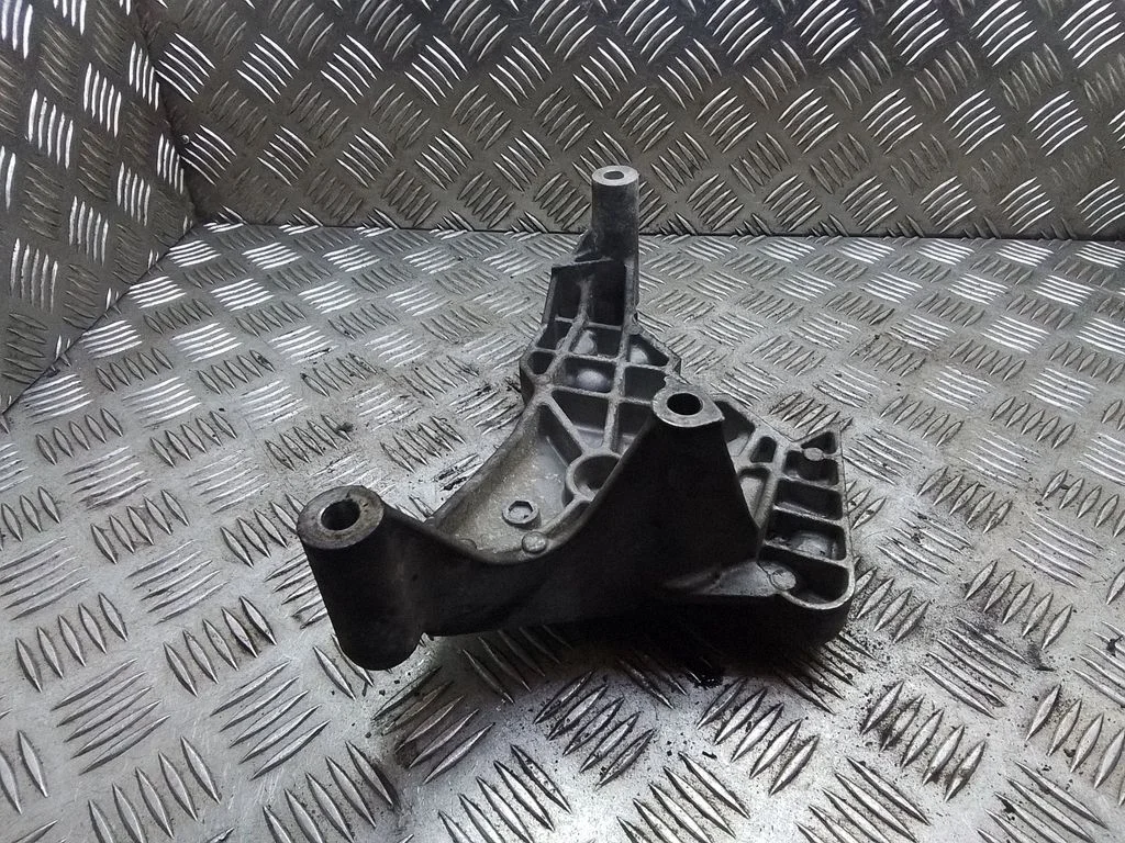 Mootori kinnituskronstein – Volkswagen Passat B6 (2005-2010)