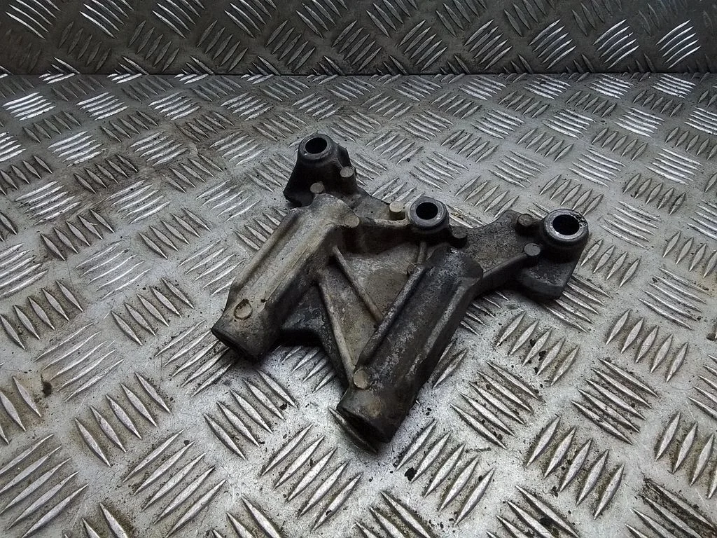Engine mounting bracket 070199343A