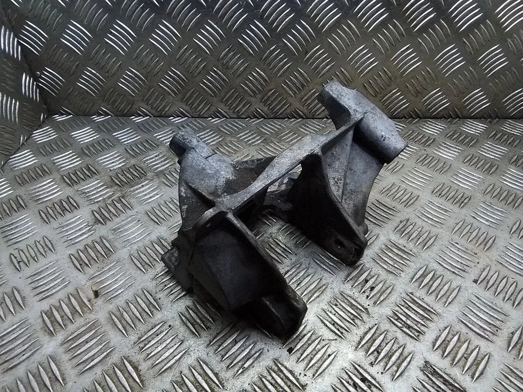 Engine mounting bracket 070199343B