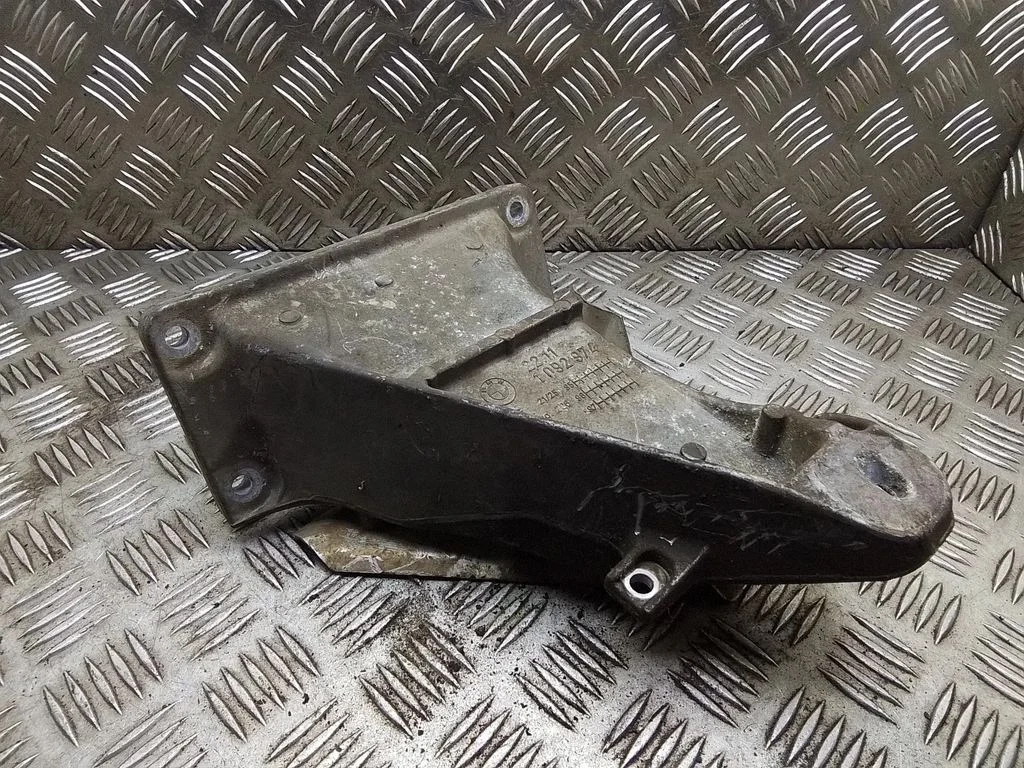 Engine mounting bracket – Volkswagen Transporter - Caravelle T5 (2003-2015)