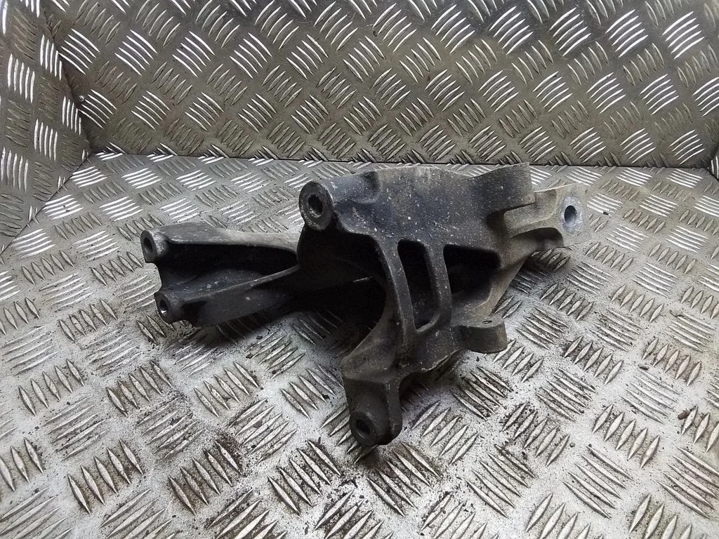 Engine mounting bracket – Volkswagen Transporter - Caravelle T5 (2003-2015)