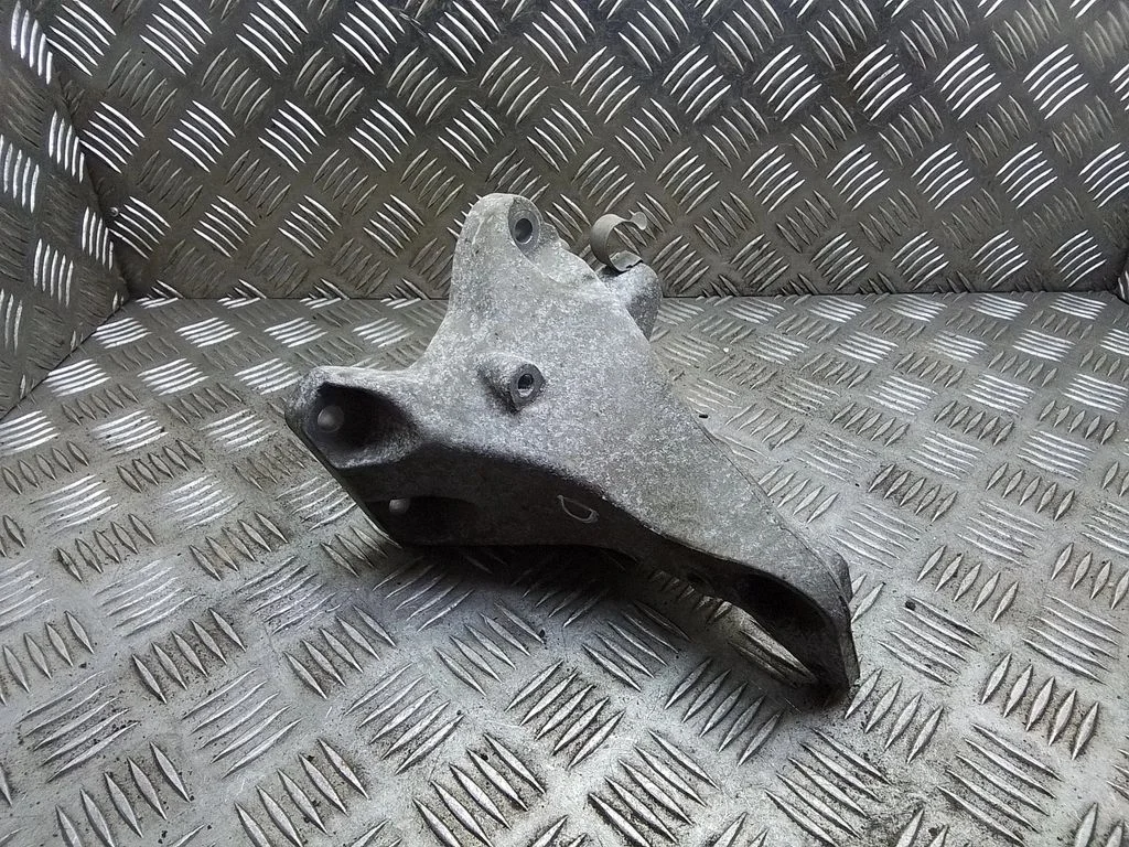 Engine mounting bracket – BMW 3 Series E90 E91 (2005-2012)