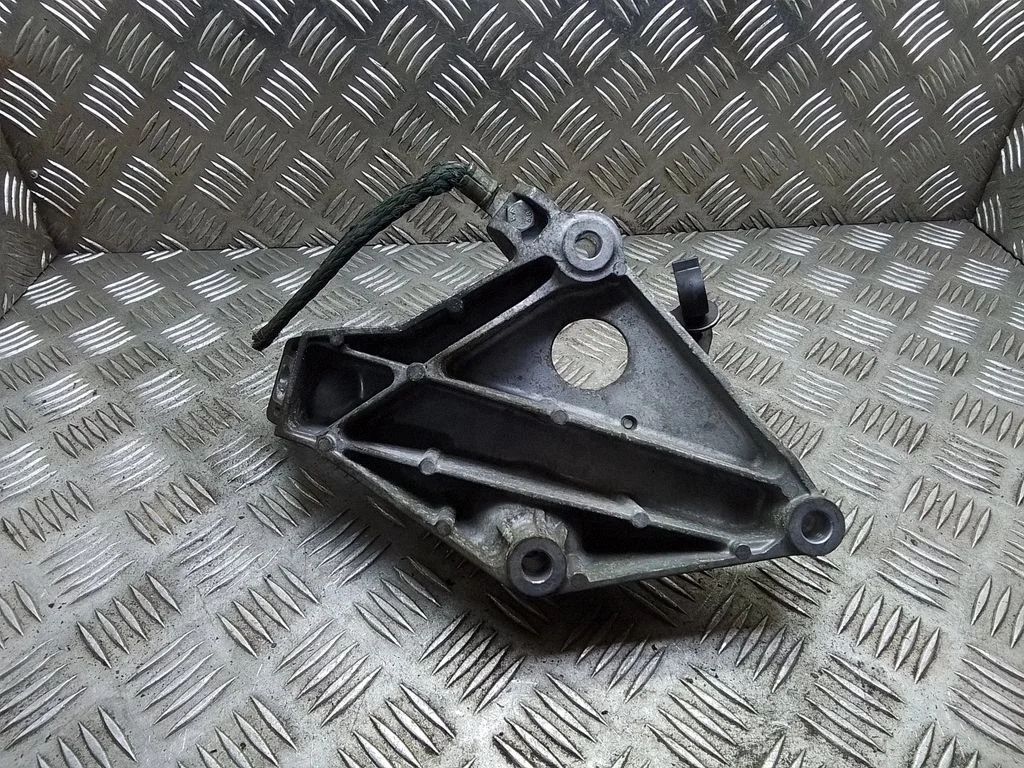 Engine mounting bracket – BMW 3 Series E90 E91 (2005-2012)