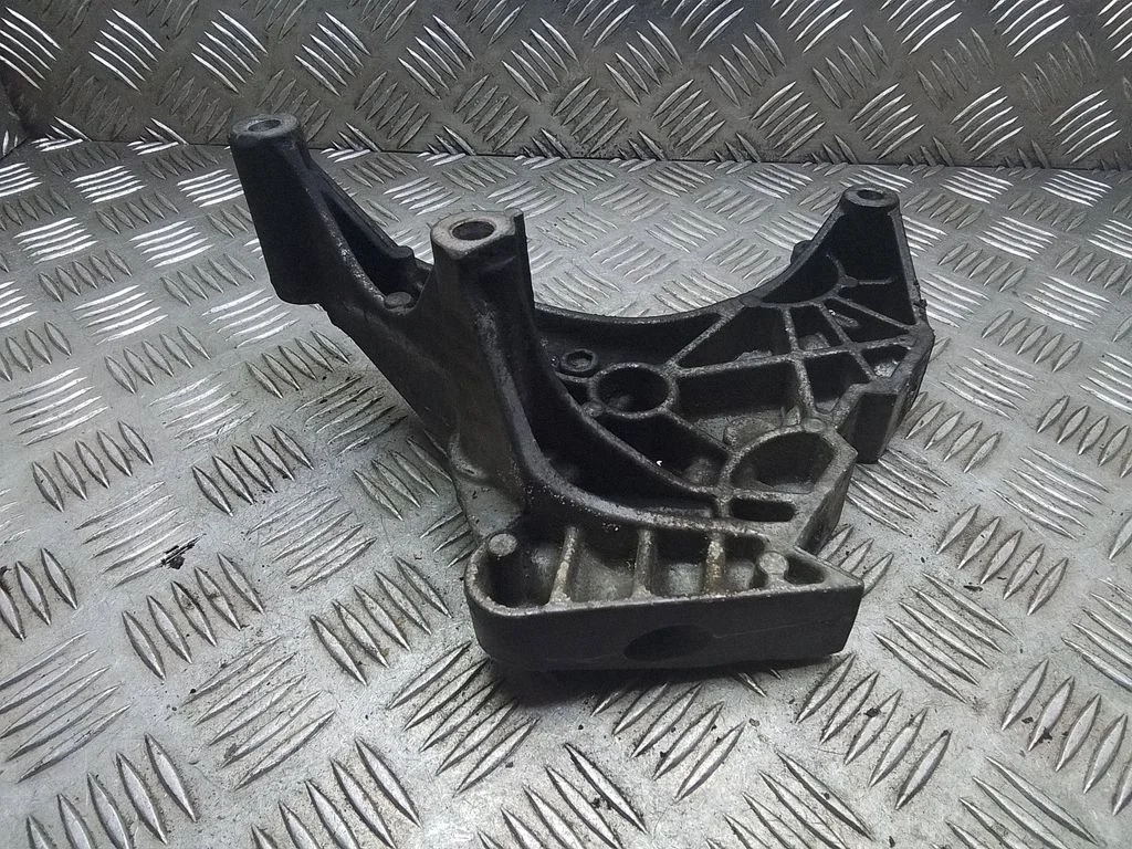 Dzinēja stiprinājuma kronšteins 03L199207