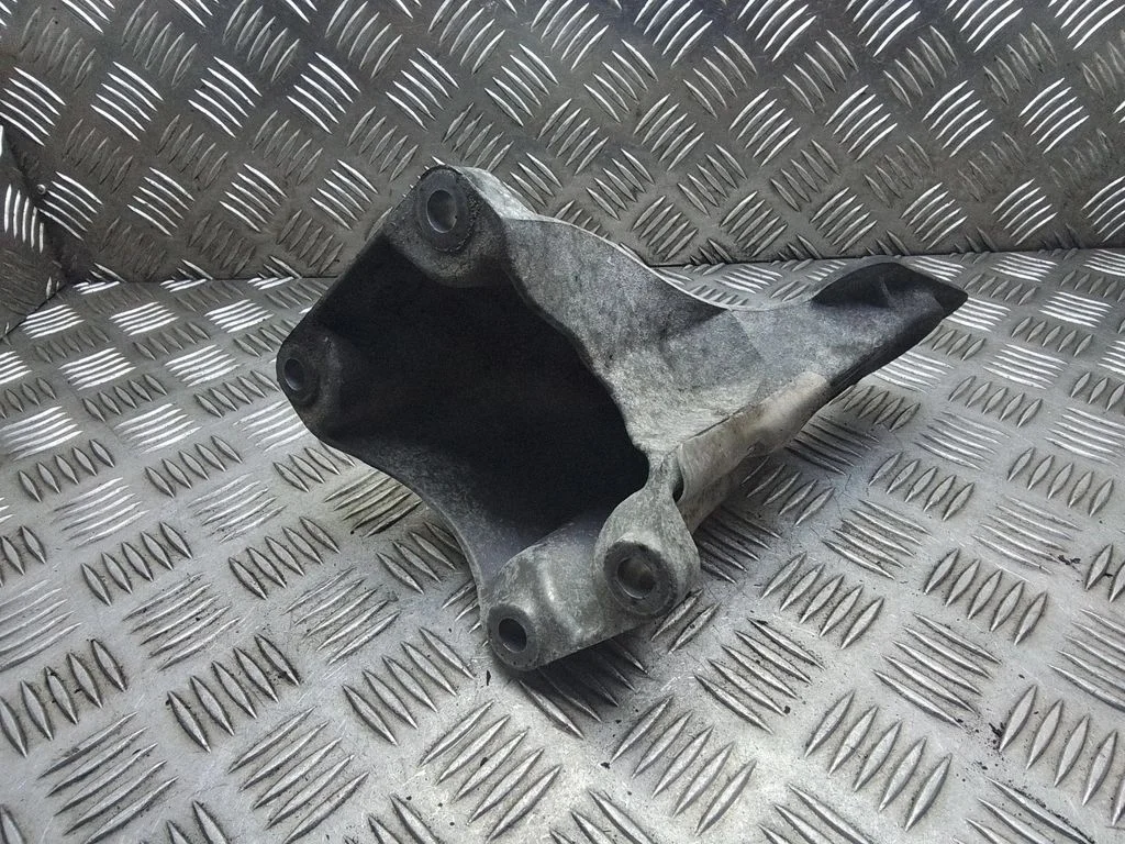 Engine mounting bracket – BMW 5 Series E60 E61 (2004-2010)