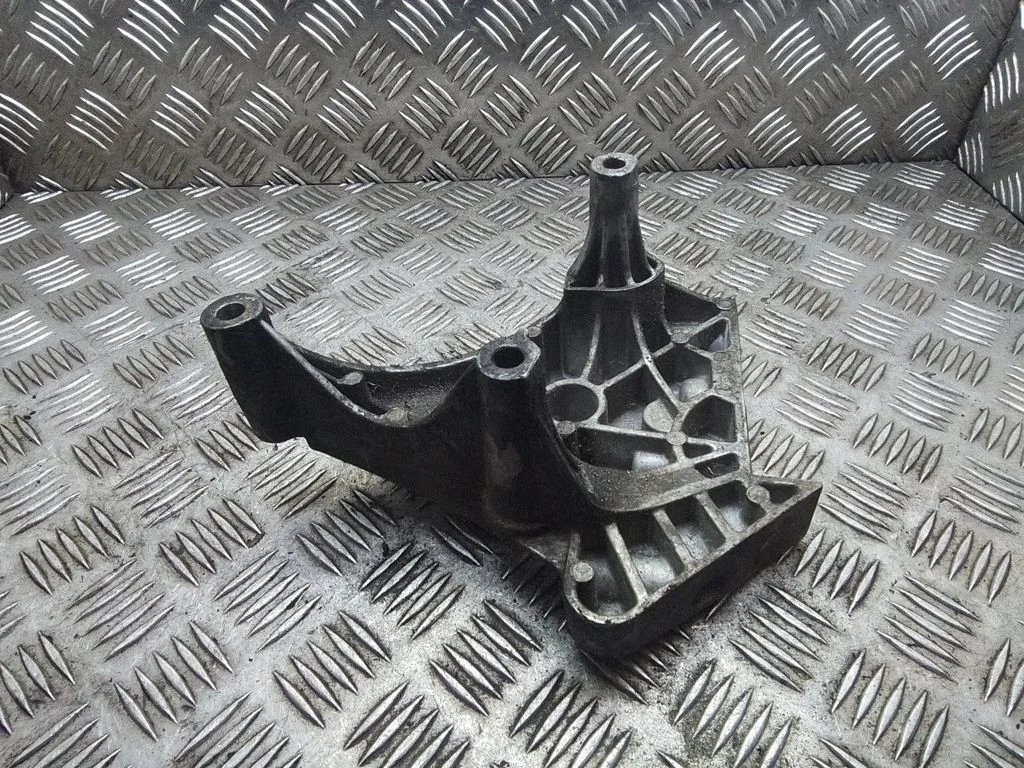 Engine mounting bracket – Volkswagen Golf Plus (2005-2013)