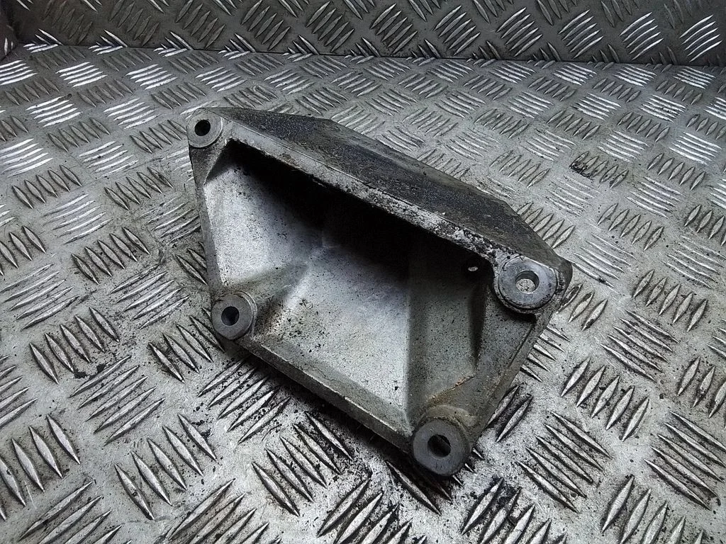 Engine mounting bracket – BMW 5 Series E60 E61 (2004-2010)