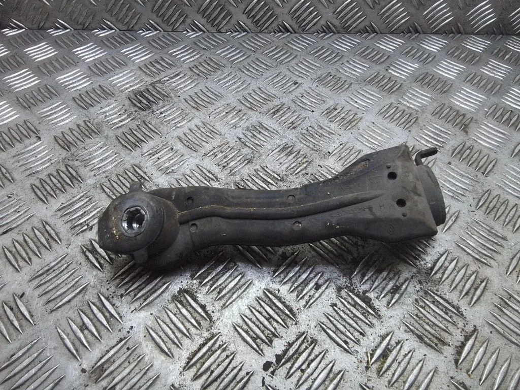 Engine mounting bracket – Renault Laguna III (2007-2015)