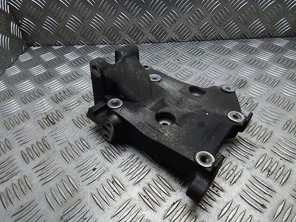 Engine mounting bracket – Nissan Primera (2002-2007)