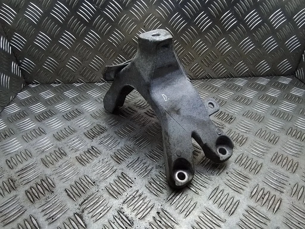 Engine mounting bracket – Audi A4 Allroad B8 (2008-2016)