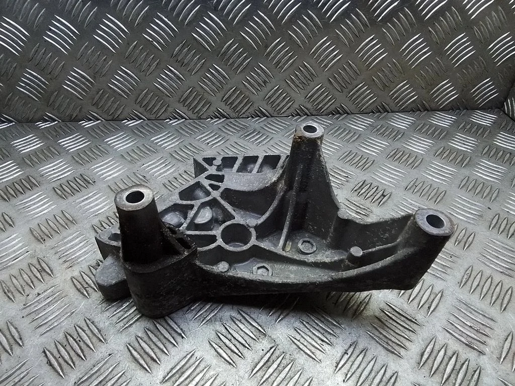 Dzinēja stiprinājuma kronšteins 03G199207A