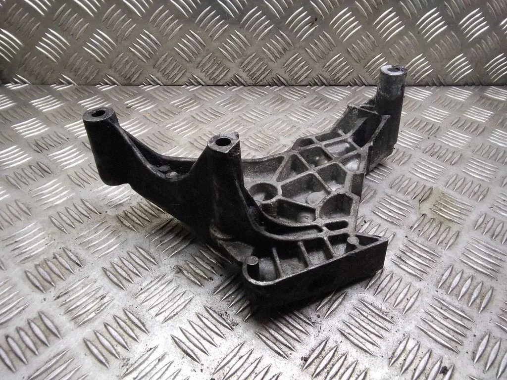 Dzinēja stiprinājuma kronšteins 03G199207F