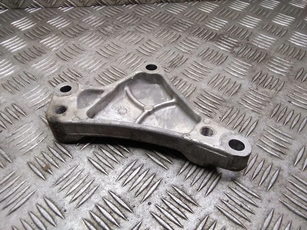 Dzinēja stiprinājuma kronšteins – Nissan Qashqai+2 (2010-2014)