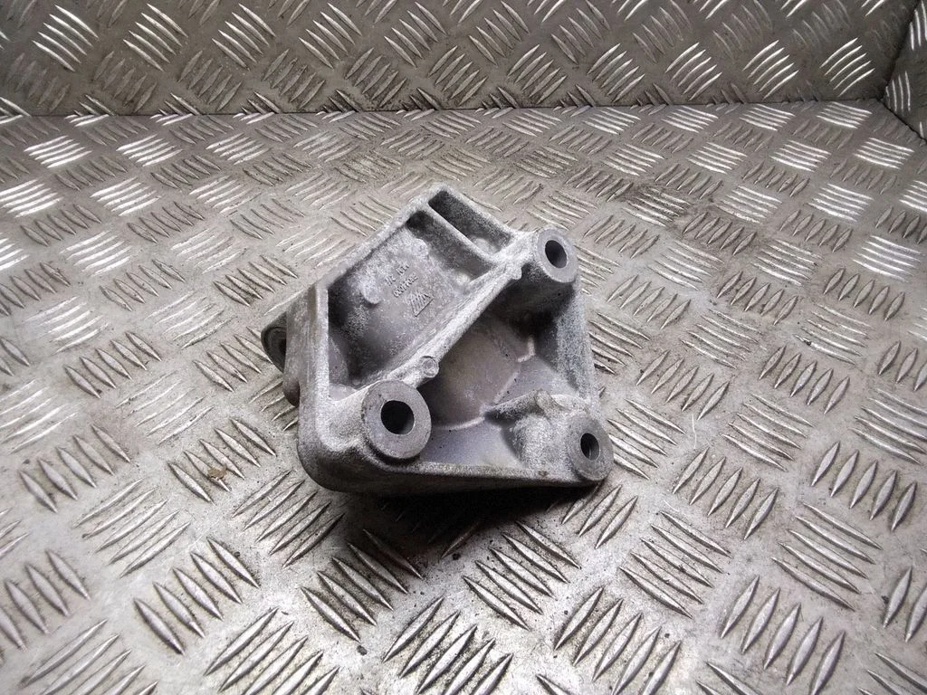 Dzinēja stiprinājuma kronšteins – Nissan Qashqai+2 (2010-2014)