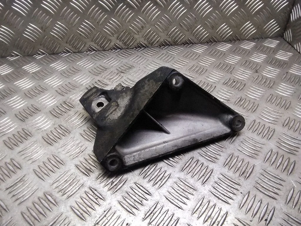 Dzinēja stiprinājuma kronšteins – BMW 7. sērija E65 E66 (2001-2008)