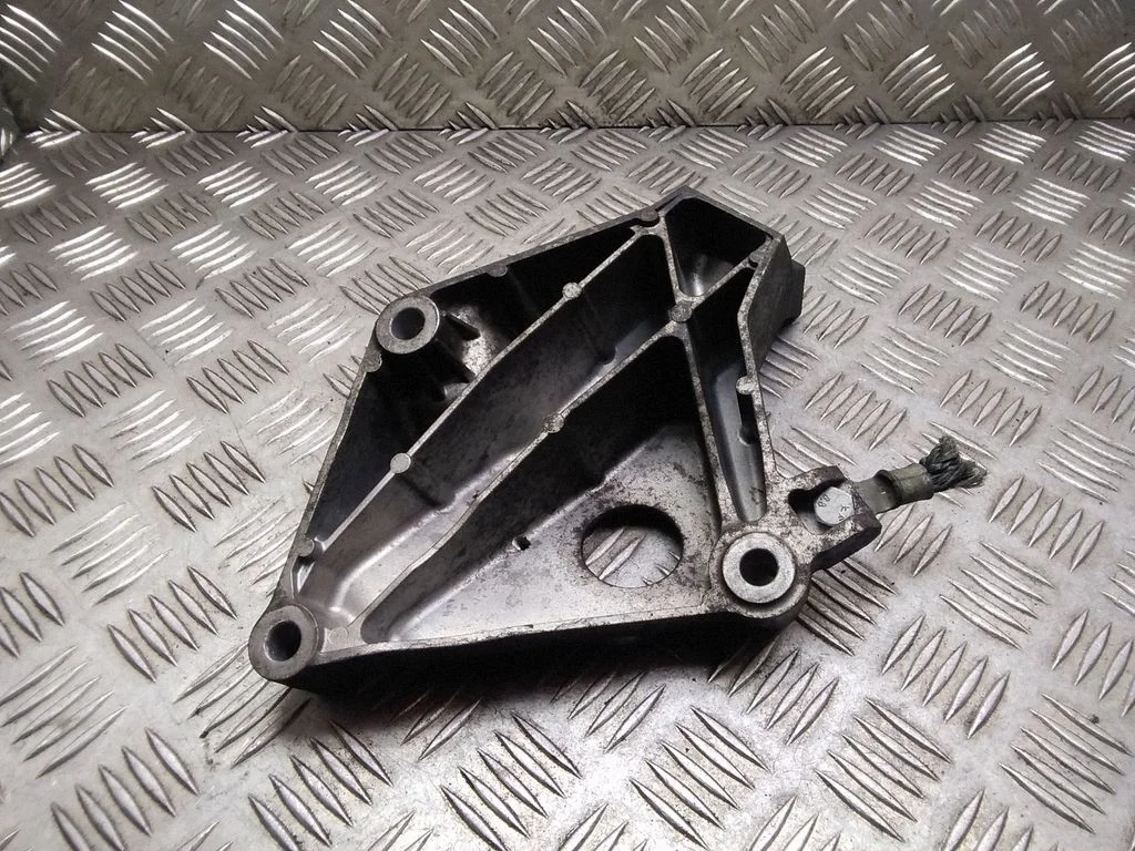 Mootori kinnituskronstein – BMW 1-seeria E81 E87 (2004-2011)