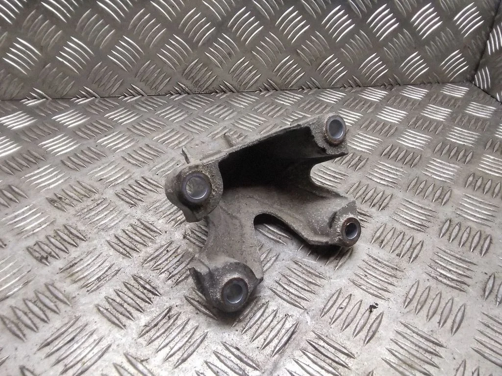 Engine mounting bracket – Audi A4 S4 B7 8E 8H (2005-2008)