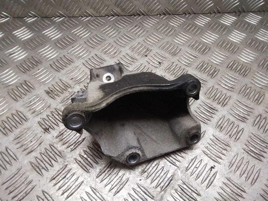 Engine mounting bracket – Audi A4 S4 B7 8E 8H (2005-2008)