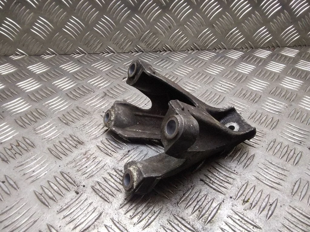 Engine mounting bracket – Audi A4 S4 B7 8E 8H (2005-2008)