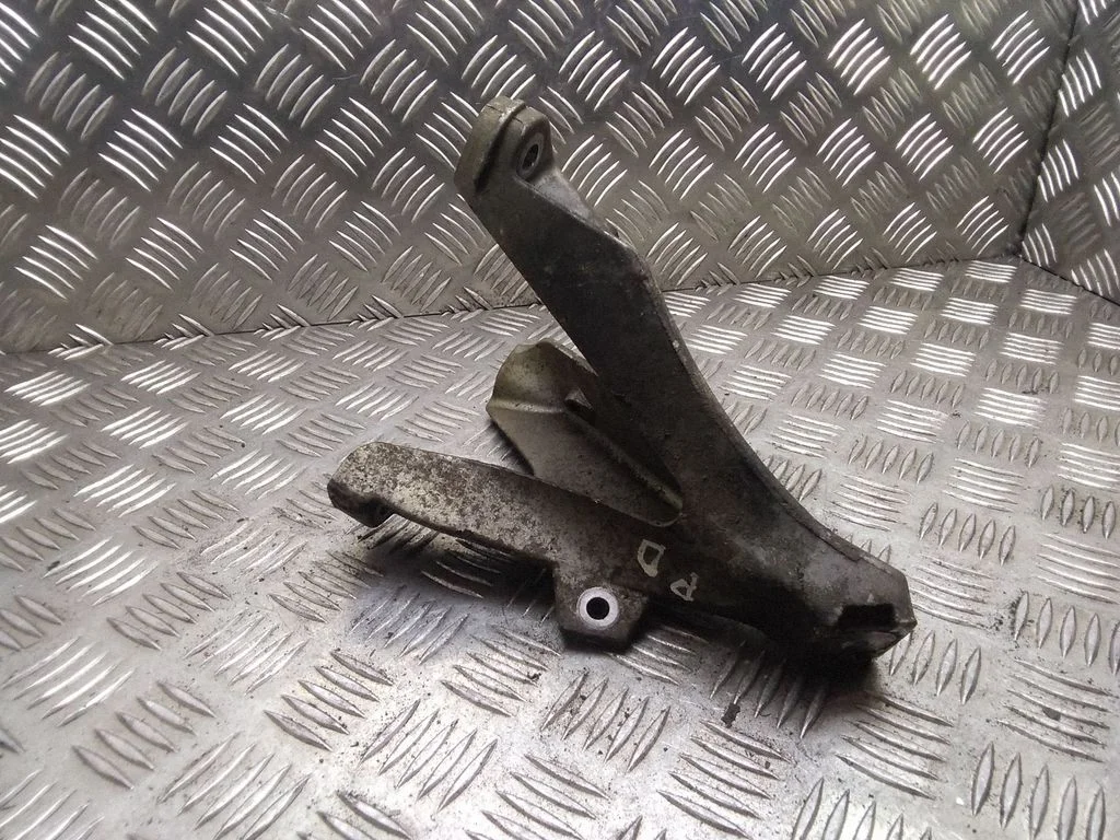 Engine mounting bracket – Audi A4 S4 B7 8E 8H (2005-2008)