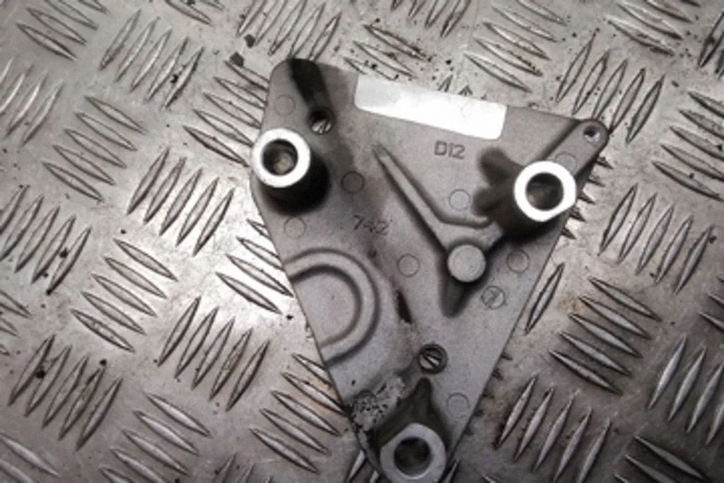 Engine mounting bracket