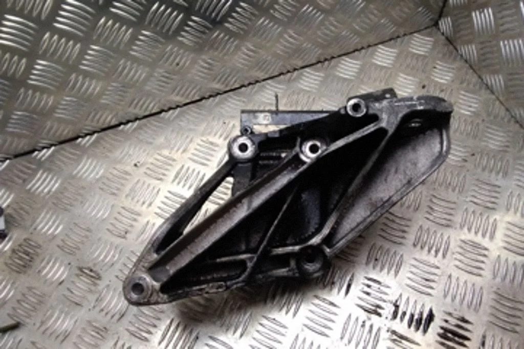 Engine mounting bracket – Volkswagen Touareg I (2002-2010)