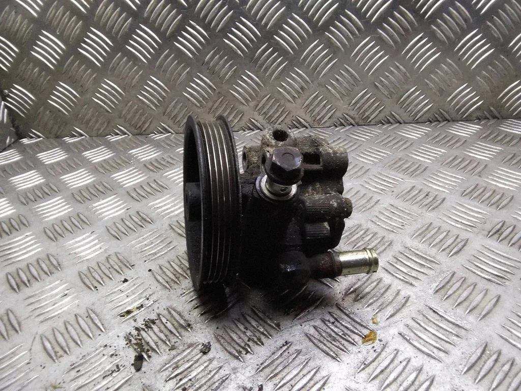 Power steering pump – Toyota RAV 4 (XA20) (2000-2005)