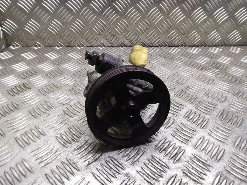 Power steering pump – Toyota Avensis T250 (2003-2006)