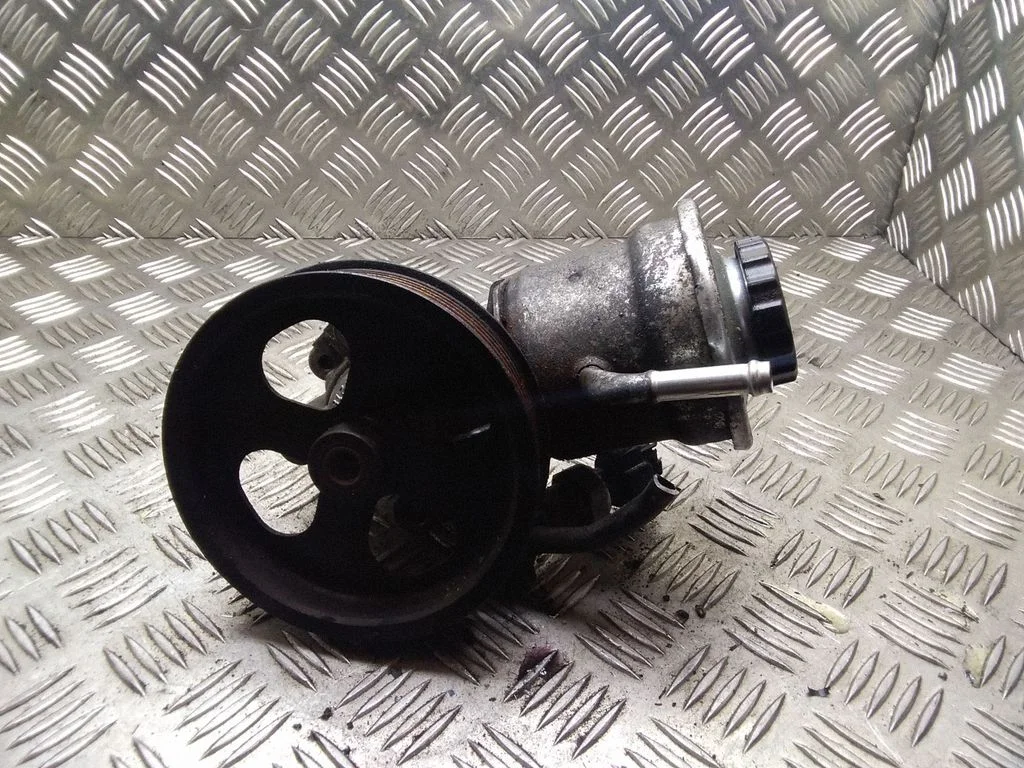 Power steering pump – Toyota Avensis T250 (2006-2009)