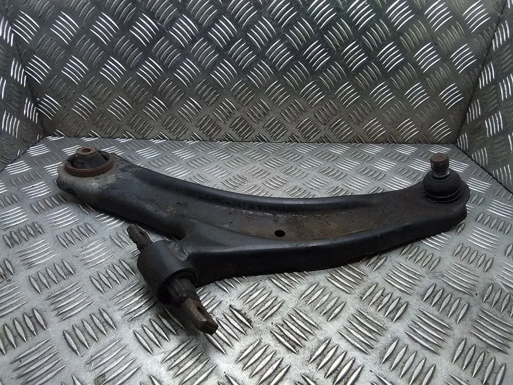 Front lower control arm/wishbone – Nissan Qashqai+2 (2010-2014)