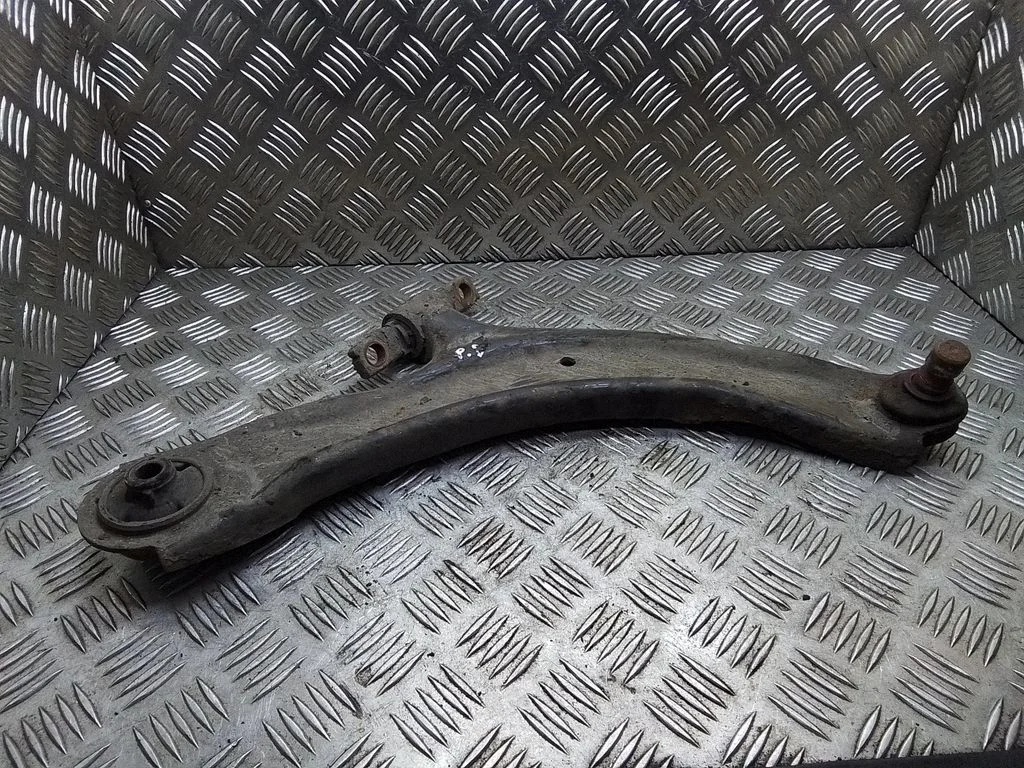 Front lower control arm/wishbone – Nissan Qashqai+2 (2008-2010)